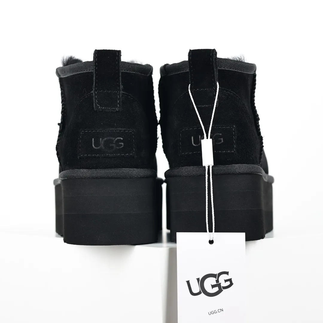 Pick up locally 💰560 Core recommended good price In the new year, uug launched a series of styles, which are partially geared towards the preferences of young consumers and have also moved to the forefront of fashion trends. Shoe body material: water-repellent coated suede upper, 17mm UGGPURE™ implantable wool insole, lightweight non-slip and comfortable rubber outsole, with brand LOGO and trademark, with full packaging Size: 35 36 37 38 39 40